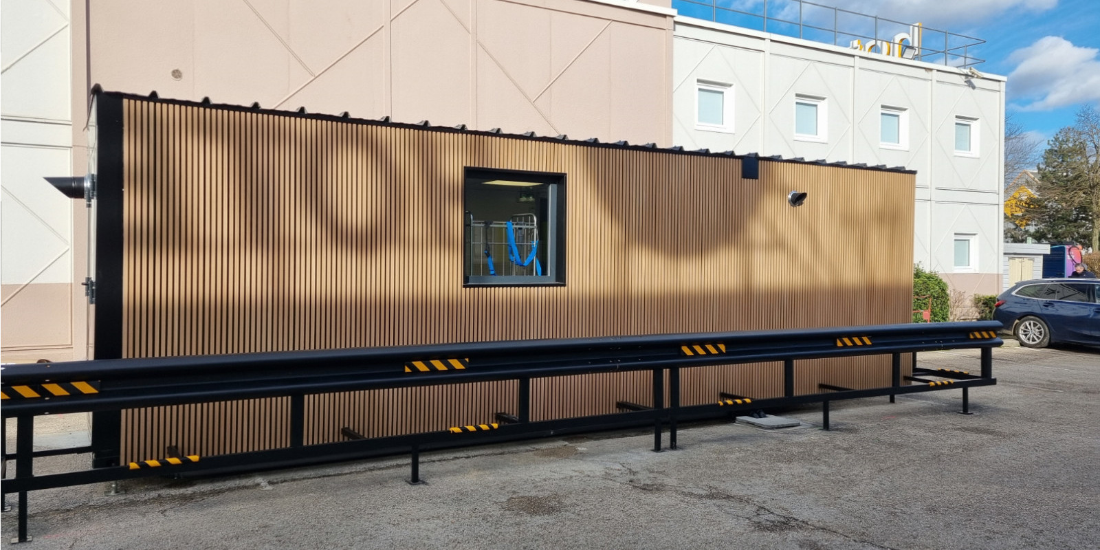 vue extérieur SEBIBOX - module conteneur livré prêt à l'emploi sur le parking de votre établissement.